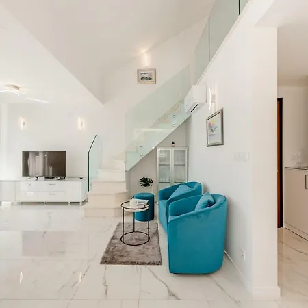 Spacious Family Mm With Garage Split